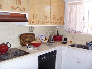 #4_3504_E_3rd_kitchen