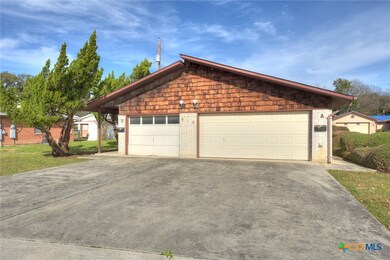 818 Lois St unit A, Kerrville, TX 78028 - photo 2