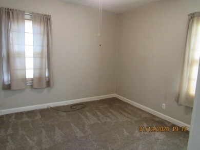 936 S Pickaway St, Circleville, OH 43113 - photo 7