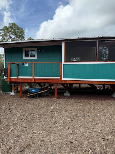 SIDE VIEW OF HOUSE FROM THE MAUKA SIDE: PLENTY OF LANAI SPACE!