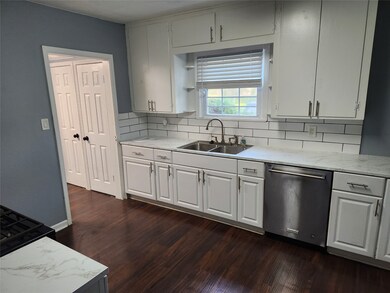 715 W Cleveland St, Alvin, TX 77511 - photo 3