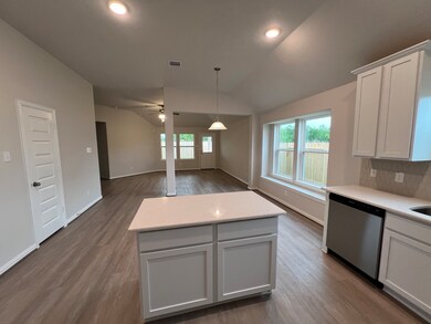 236 Eagleville Dr, Alvin, TX 77511 - photo 4