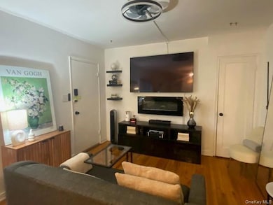 260-40 73rd Ave unit 1st floor, Glen Oaks, NY 11004 - photo 2