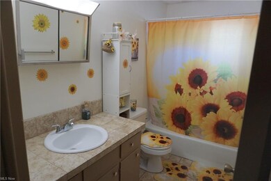 Full bath in upper unit (1431)