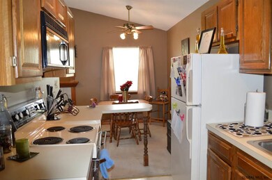 602 Cambridge Manor Dr, Schenectady, NY 12302 - photo 4