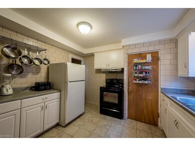 3423 Superior Park Dr, Cleveland Heights, OH 44118 - photo 2