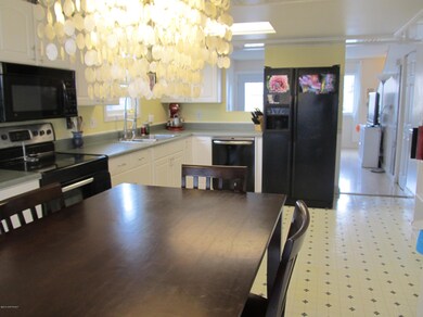Large Eat-in Kitchen