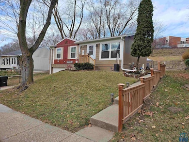 1807 W 25th St, Sioux City, IA 51103 - photo 2