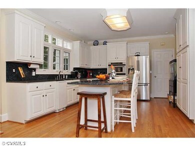 Kitchen - Bright Kitchen with Granite and High End