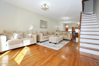 (3) LIVING ROOM