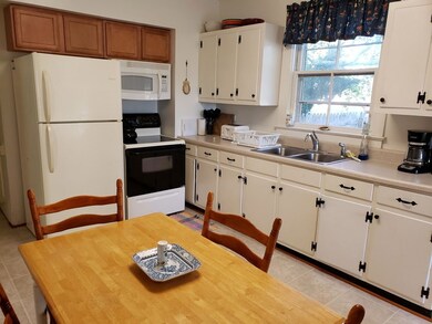 Eat-in kitchen 10'x12'
