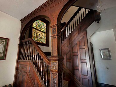 Entry/Foyer.
