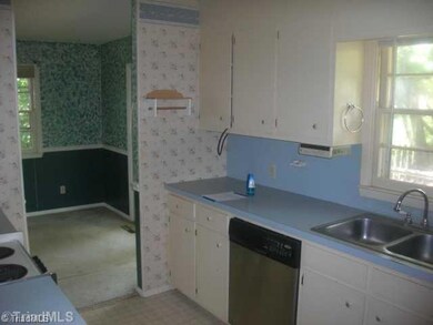 4914 Yarmouth Dr, Greensboro, NC 27407 - photo 3