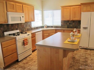 3558 SW Salmon Ave, Redmond, OR 97756 - photo 7