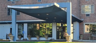 PARKWAY APARTMENTS
ENTRANCE