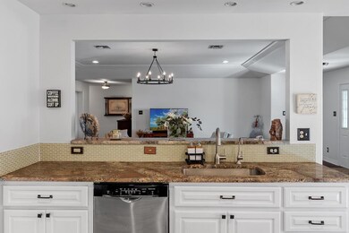 612 W Morse St, Fredericksburg, TX 78624 - photo 5