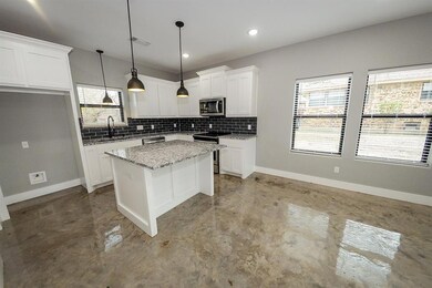 512 W Locust St, Whitewright, TX 75491 - photo 4