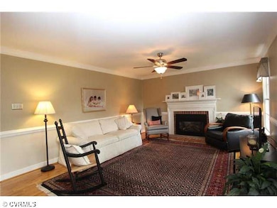 Den/Family/Great Room - Spacious Family Room w/Cro