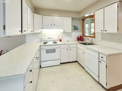 648 N Dahlia Place, Canby, OR 97013 - photo 4