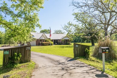 521 E Front St, Brazoria, TX 77422 - photo 2