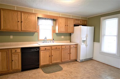 629 Douglas St, Auburn, IN 46706 - photo 5