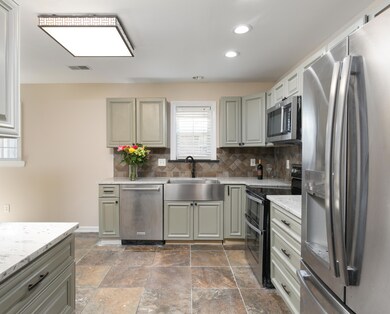 8-3332 Queensgate-MLS