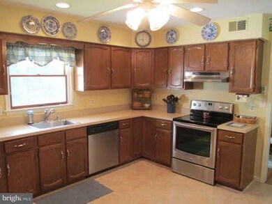 307 Neale Ct, Sykesville, MD 21784 - photo 2