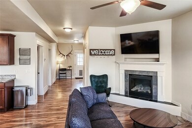 Livingroom w/gas fireplace