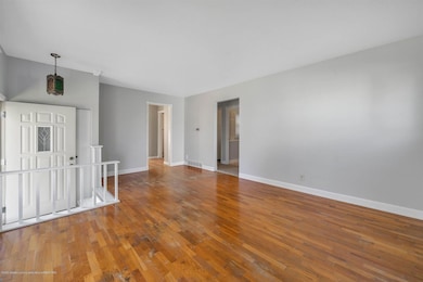 (5) MAIN FLOOR Living Room