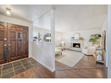 Living Room/Entrance
