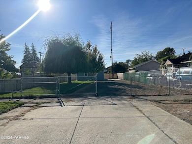 708 N 7th Gated front driveway