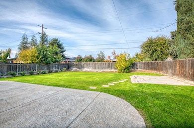 542 W Harvard Ave, Fresno, CA 93705 - photo 6