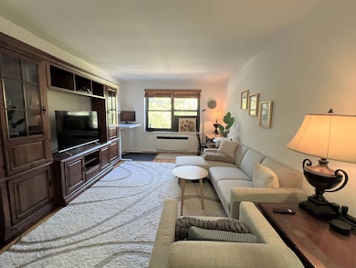 Windsor Park unit 4 G, Oakland Gardens, NY 11364 - photo 2