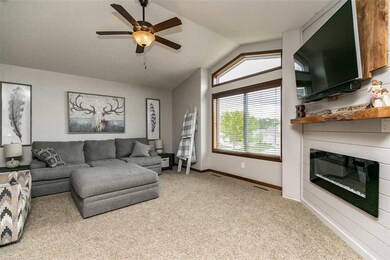 1611 Colony Ct SE, Cedar Rapids, IA 52403 - photo 4