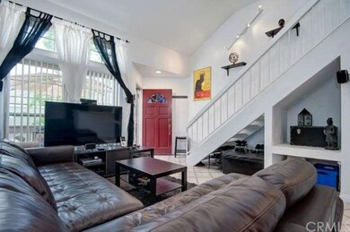 2-story/vaulted ceilings, mirrored wardrobes, ligh