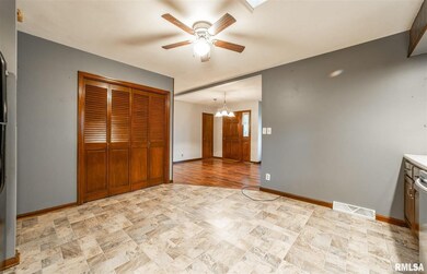 725 Oklahoma Ave, Lincoln, IL 62656 - photo 6