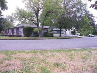 327 SW K St, Grants Pass, OR 97526 - photo 2