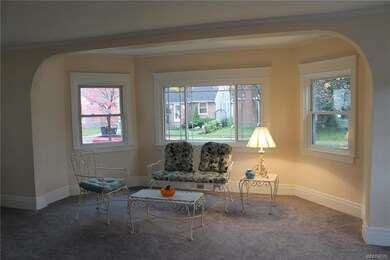 Bright, Spacious Livingroom!