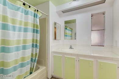 Spacious Full Bath