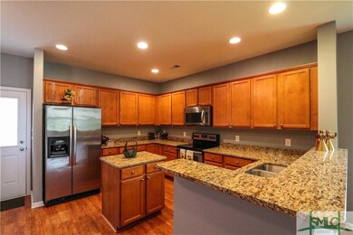 Beautiful Kitchen w/ Island, Granite Counter Tops 
