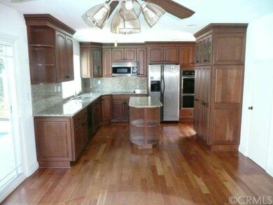 Remodeled Kitchen (Granite counter tops) w hardwoo