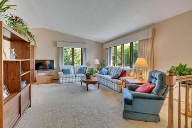 05 Spacious living room