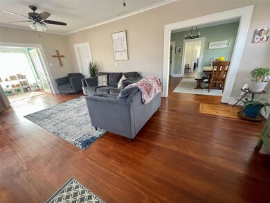 211 S Grand Ave, Gainesville, TX 76240 - photo 2