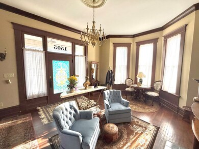 GRAND LIVING ROOM