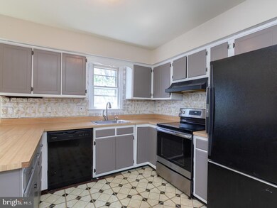 709 Roberts Dr, Pottstown, PA 19464 - photo 5