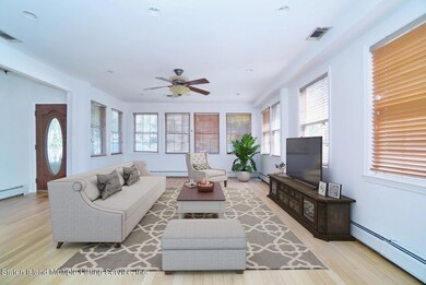 (4) LIVING RM