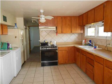 Circular floorplan from kitchen to BRs & LR.
