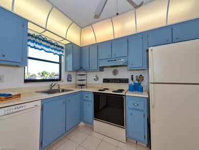 This sunny kitchen won't make you blue