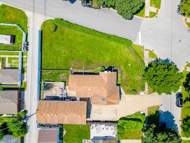 5261 Mulford St, Skokie, IL 60077 - photo 2