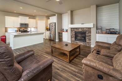 60491 Hedgewood Ln, Bend, OR 97702 - photo 2